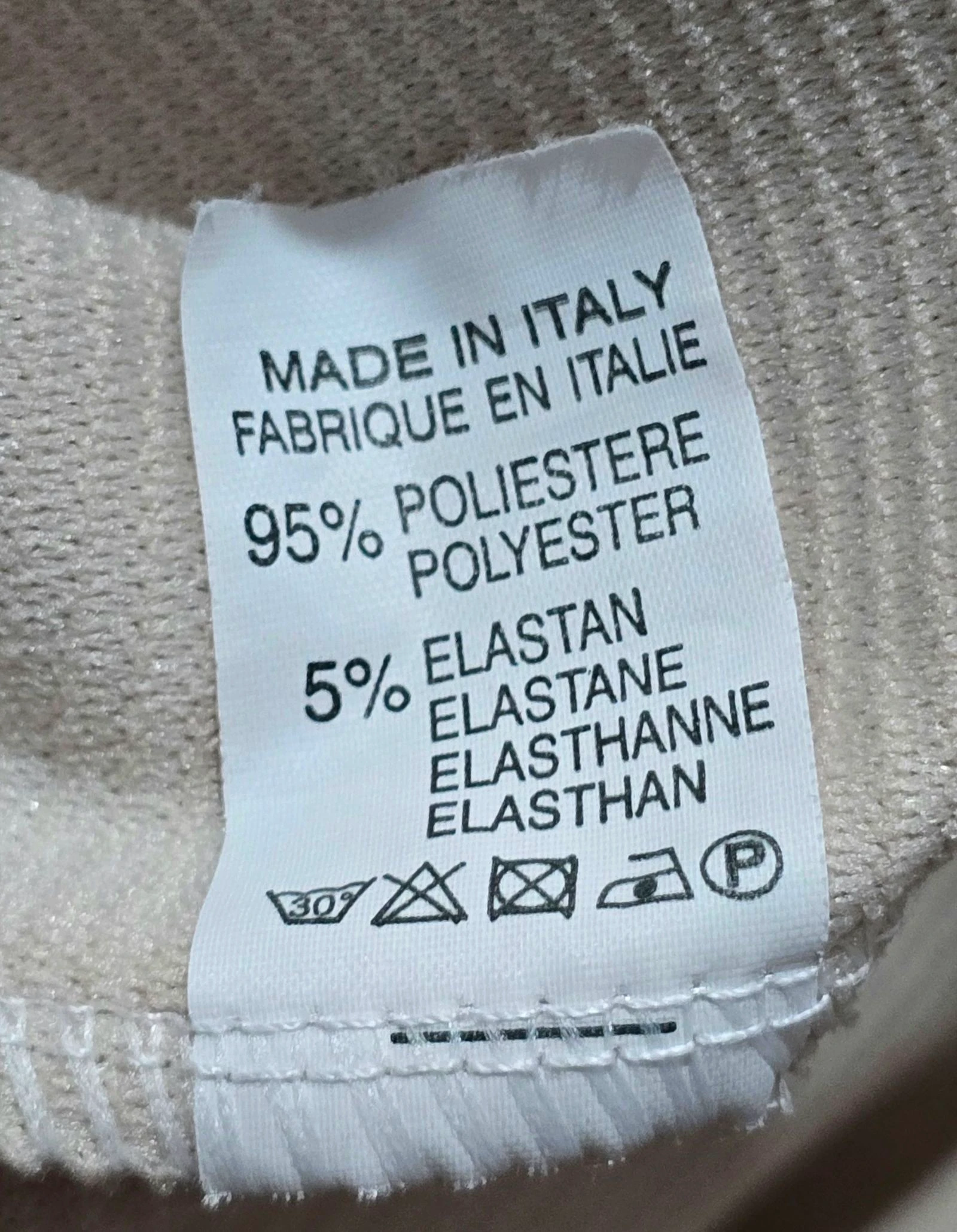Robe beige avec des poignets plissés noirs – photo 4